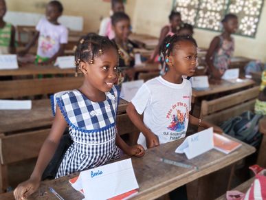 De jeunes élèves participent activement en classe.