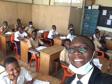 Un enseignant et ses élèves réunis dans une salle de classe.