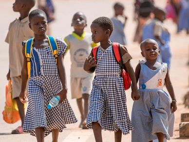 Trois jeunes filles en uniforme scolaire.