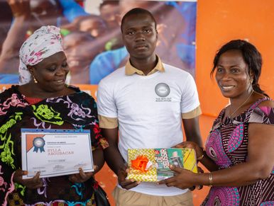 Cérémonie de remise de prix et de certificats.